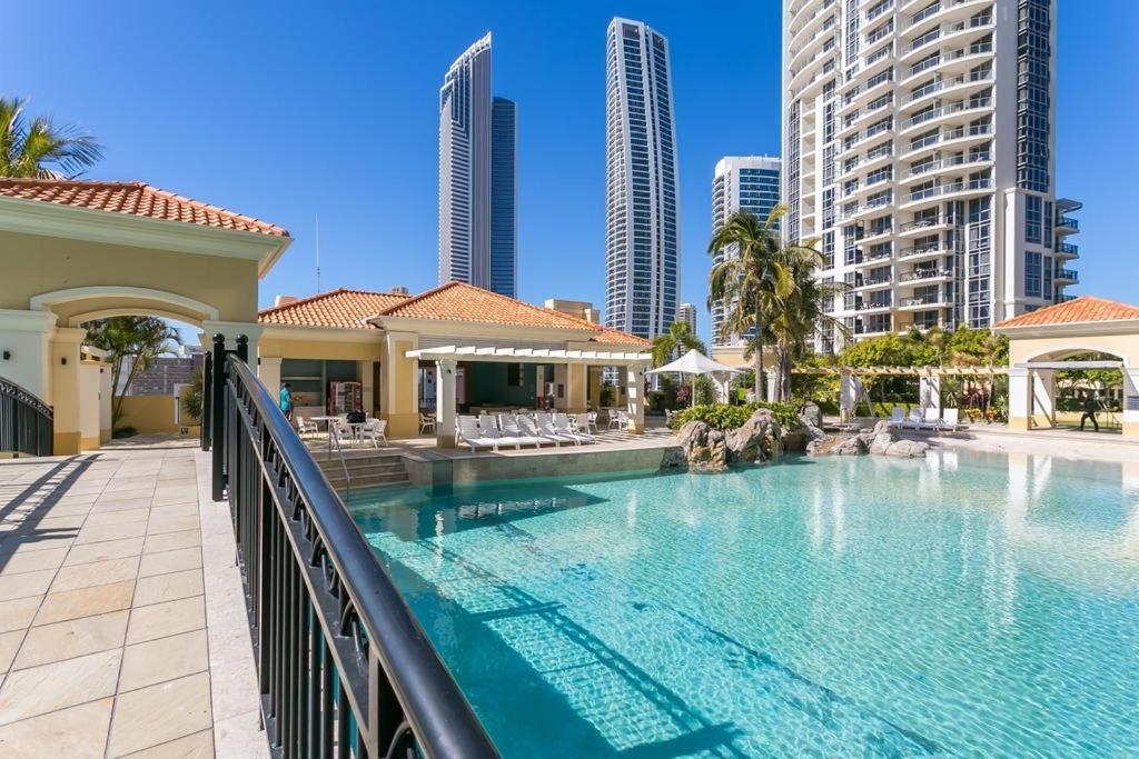 Deluxe Chevron Renaissance Apartment Гоулд Коуст Екстериор снимка